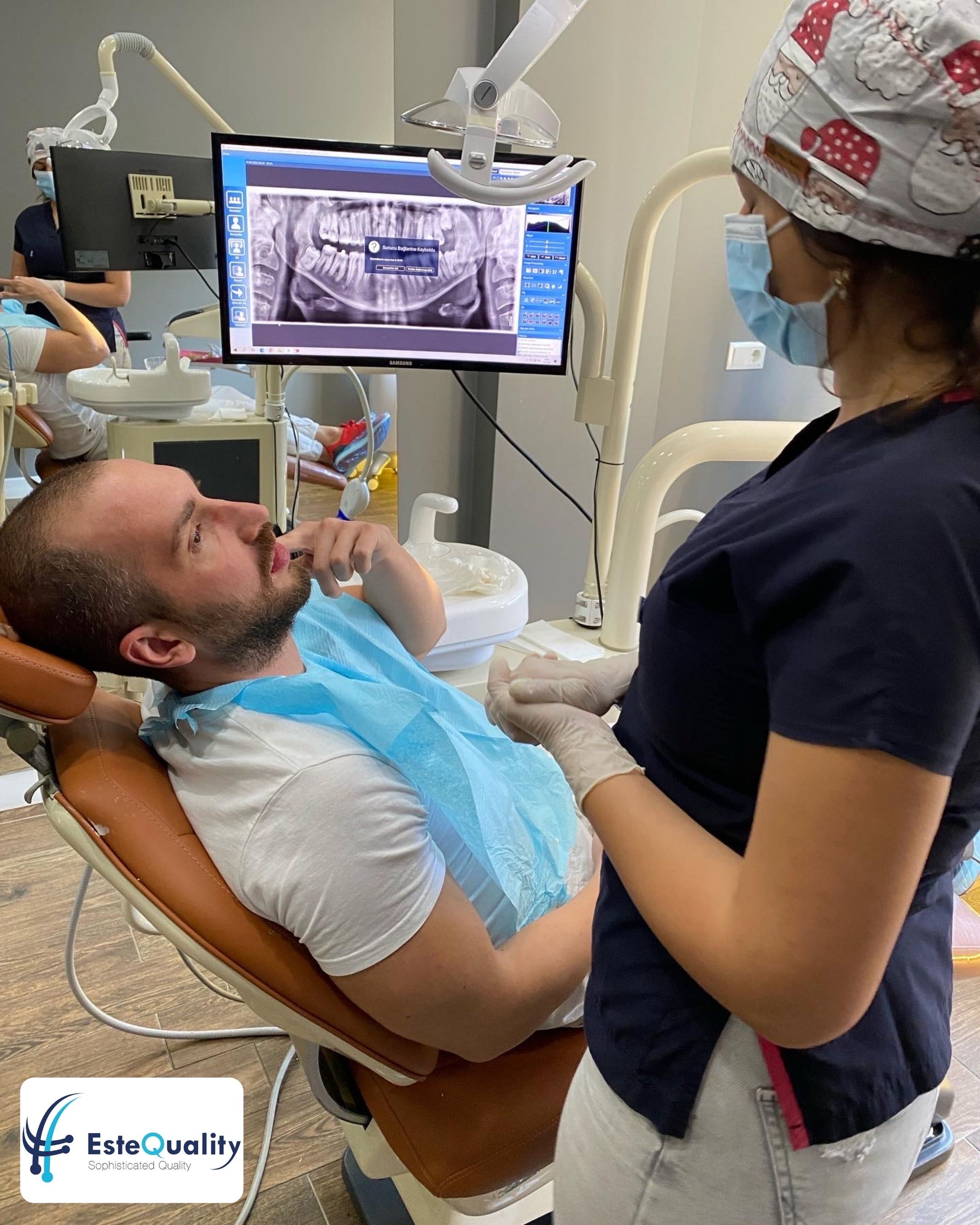 Zahnarzt bespricht ein Panorama-Zahnröntgenbild mit einem Patienten in der EsteQuality-Klinik in der Türkei
